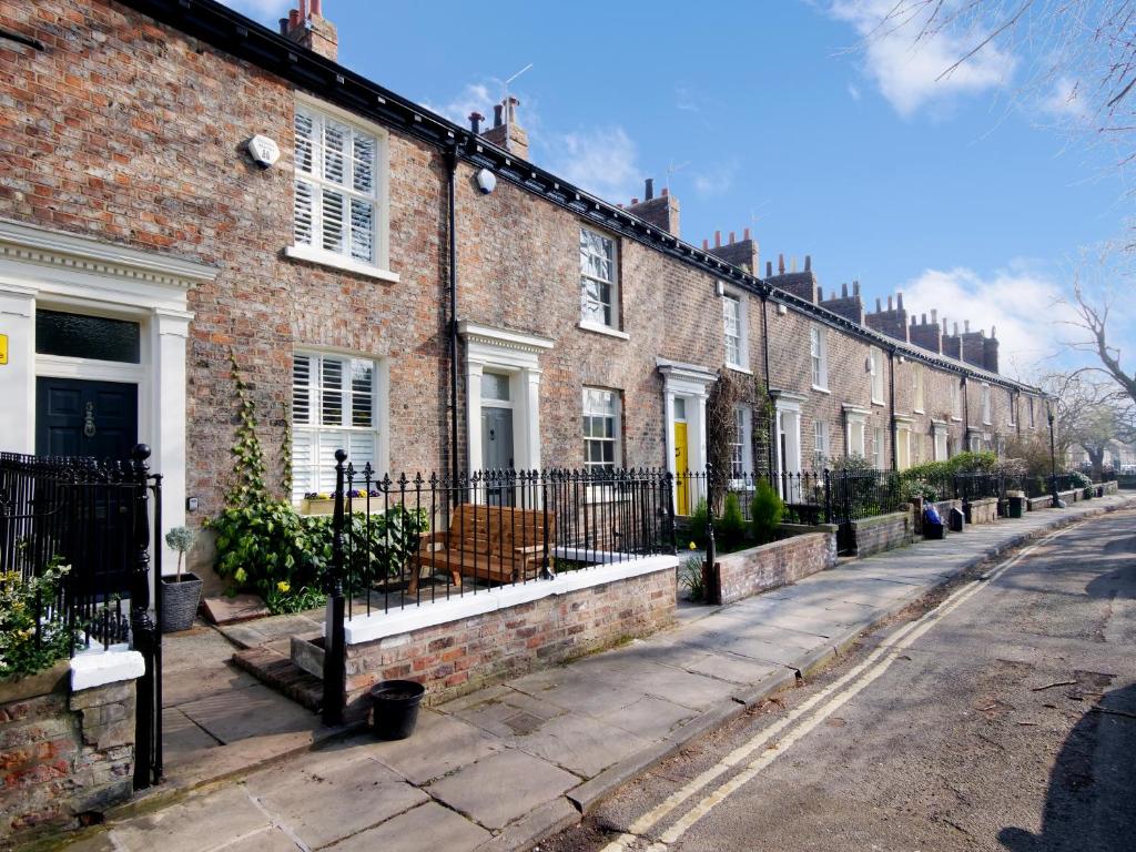 Bar Wall Cottage-City Wall Views-sleeps 5 Image 2