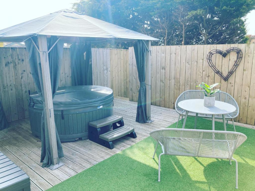 Seabourne Holiday Home with optional Hottub Hire Scarborough Image 2