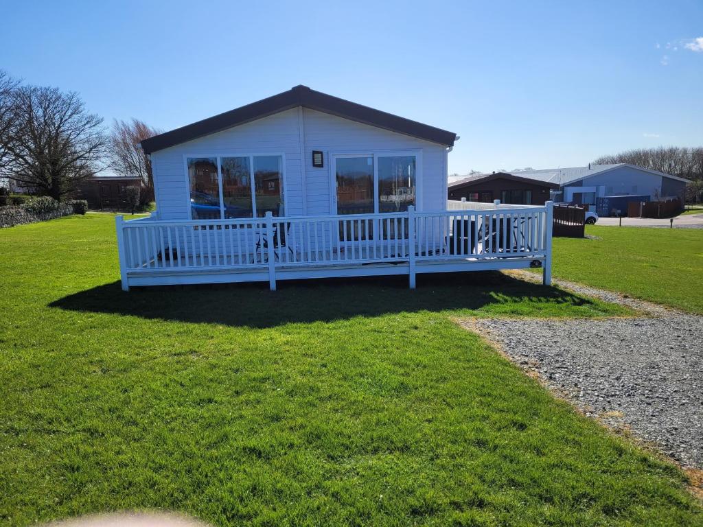 Remarkable 3-Bed House in Hull Image 2