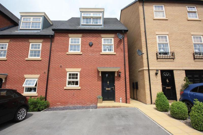 Stunning 3 bedroom home with free parking, free wifi and Netflix, Company workers welcome short term and long term Image 1