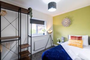 Large Contractor and Family House & Free Parking & Big Garden Image 2