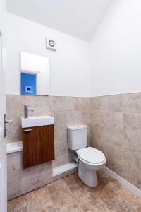 Contractor and Family House & Free Parking & Garden Image 3