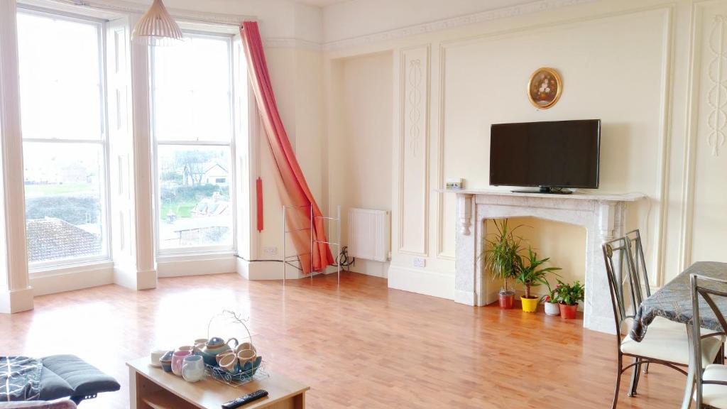 Full nature views Whitby dancinglivingroom French flat Image 2