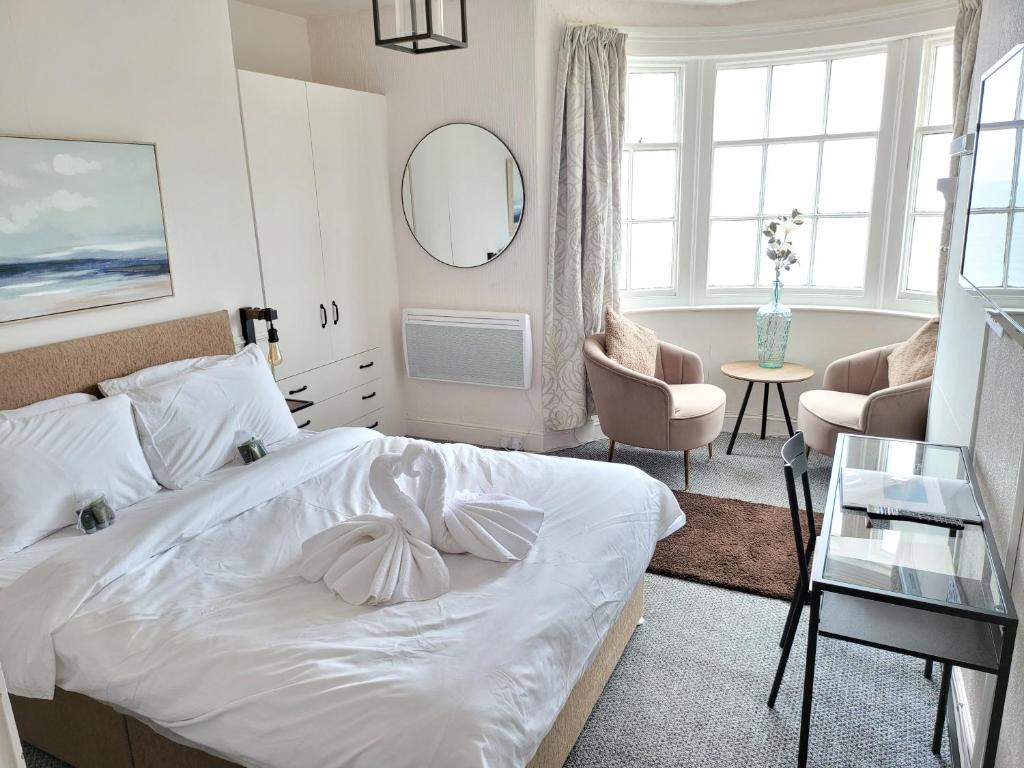 Sea View flat 2 with Fast WiFi and FREE parking Image 6