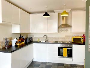 Beautiful chic apartment, lift, views & parking Image 2
