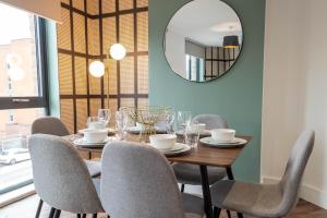 Luxe 3BR Great Central Apartment City View Near Sheffield Image 2