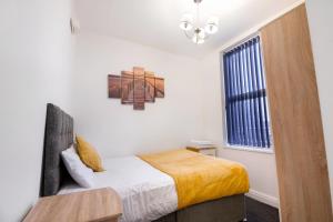 Modern, spacious apartment with free parking Image 2