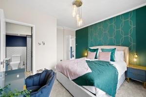 A Luxury Escape To Whitby - Hot-tub - Parking Image 2