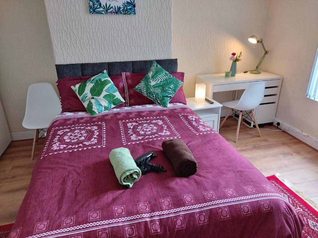 Spacious two bedroom house, parking and WiFi Image 1
