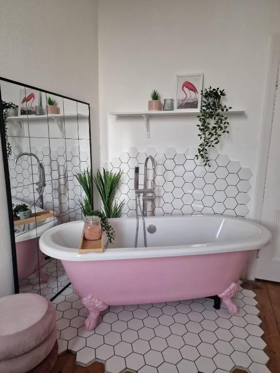 The Pink Bath Pad - 3 bedroom seaside apartment Pets allowed New Image 3