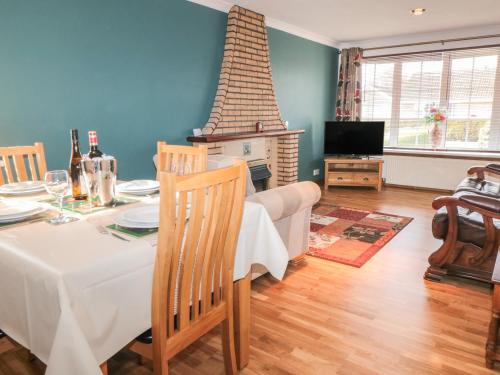 17 Costa Way Image 3