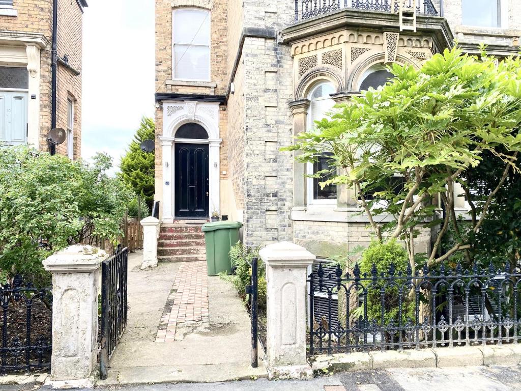 9A Grosvenor Crescent Image 1