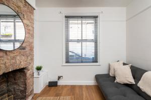 Pass the Keys Stylish Terrace with Free Parking Within City Bar Walls Image 2
