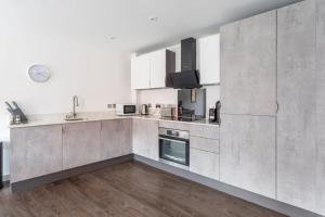 Modern, Spacious 2 Bedroom York Apartment Image 2