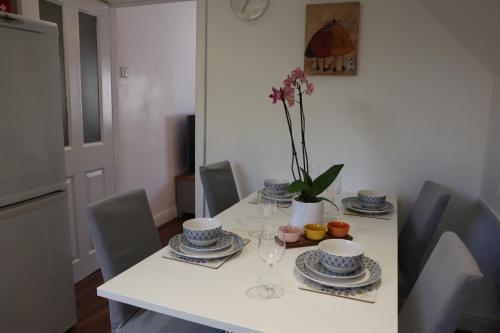 Modern 3-bedrooms house with 6 guests Image 3