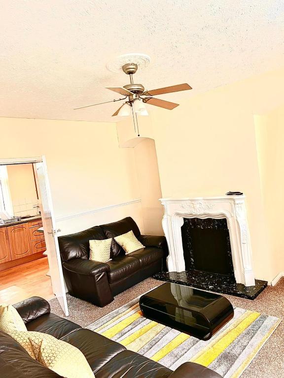 Pollard Crescent - Very Spacious 3 bed Image 1