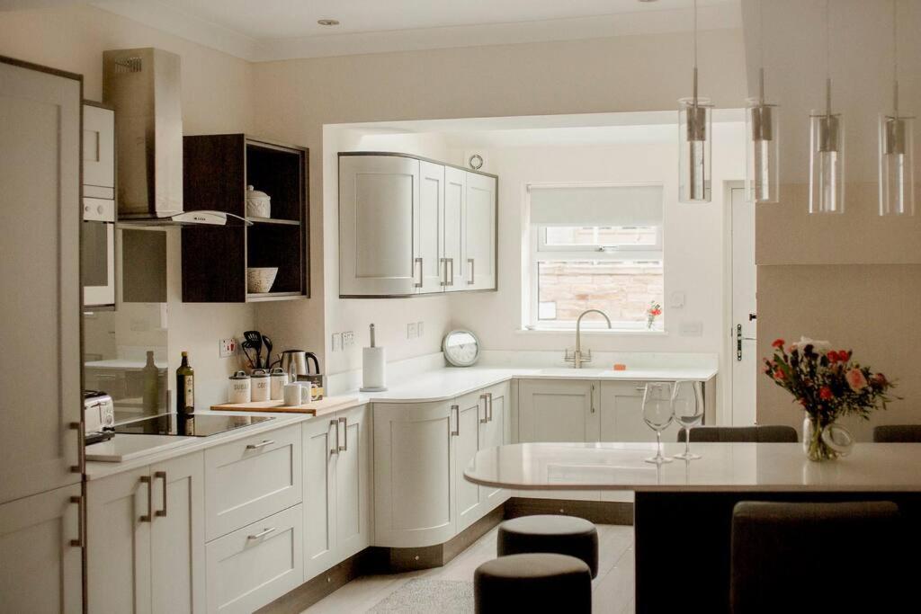 Sleeps 6 / 4 bedrooms, 2 minute walk to the Square Image 1