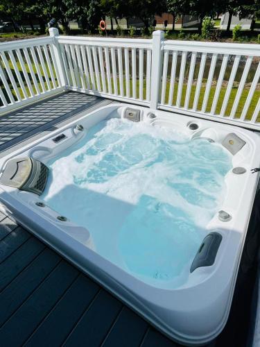Wentbridge Lodge with Hot Tub Image 3