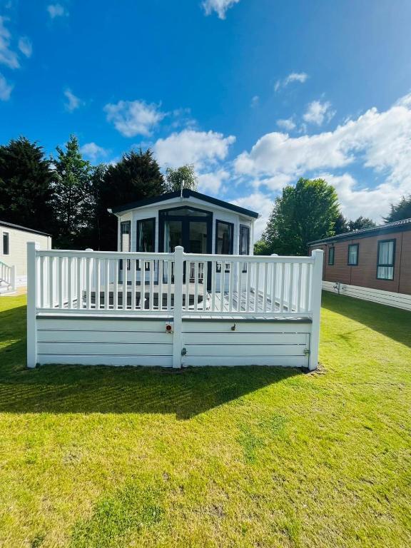 Wentbridge Lodge with Hot Tub Image 1