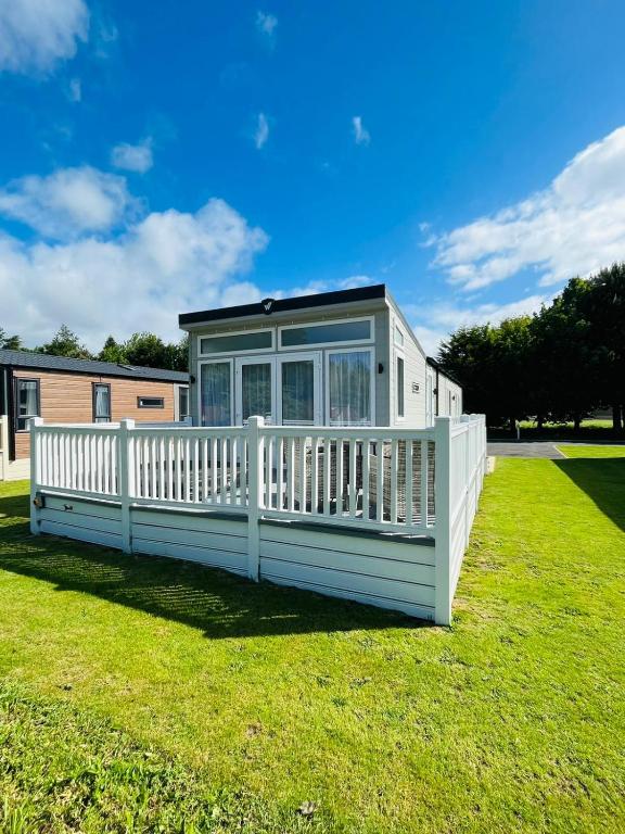 The Braunston Lodge with Hot Tub Image 1