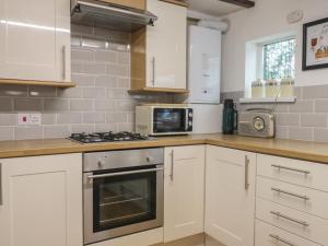 Hilltop Cottage Image 2