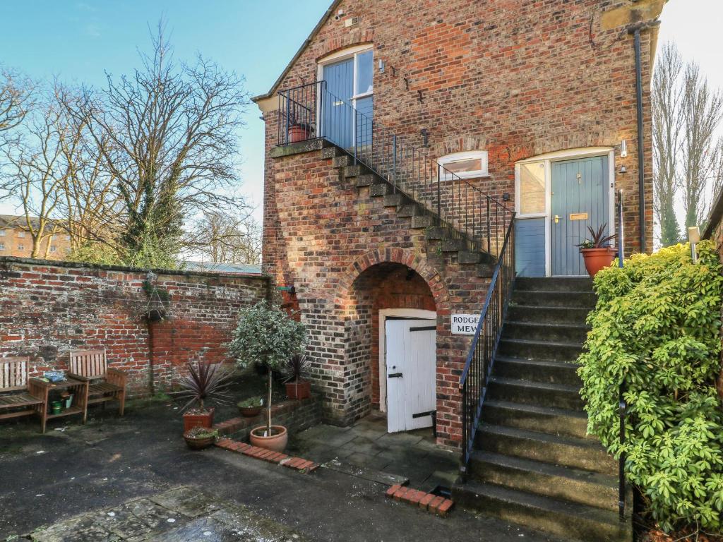 1 Rodgers Mews Image 1