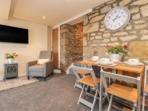 Folly Cottage Image 2