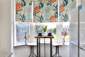 Swanky 10 guest house in the heart of Wakefield - free wifi ! Image 2