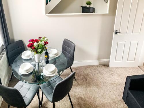 Cedar House - Free Parking - York Holiday Home - Sleeps 12 With Sister Property Image 3