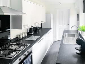 Cedar House - Free Parking - York Holiday Home - Sleeps 12 With Sister Property Image 2