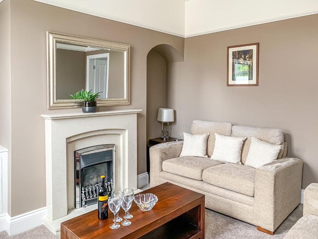 Cedar House - Free Parking - York Holiday Home - Sleeps 12 With Sister Property Image 1