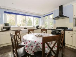 Raincliffe Manor Image 2
