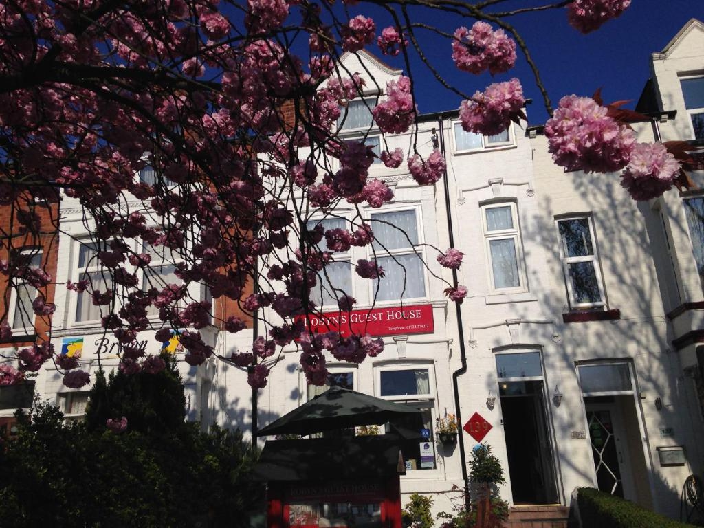 Robyn's Guest House Image 1