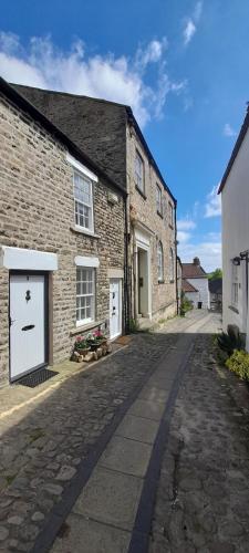 16th Century 1 Bedroom Cottage (adjacent 10th Century Richmond Castle) Image 2