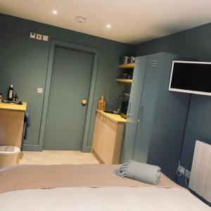 Brand new, cool, contemporary, cedar wood studio. Image 2