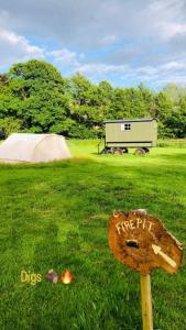 Shepherds Hut @ Tin and Canvas Glamping Pickering Image 1