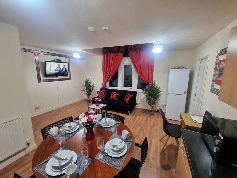 *G11H* for a cosy luxurious lovely stay + Free Parking + Free Fast WiFi perfect for work or pleasure* Image 1