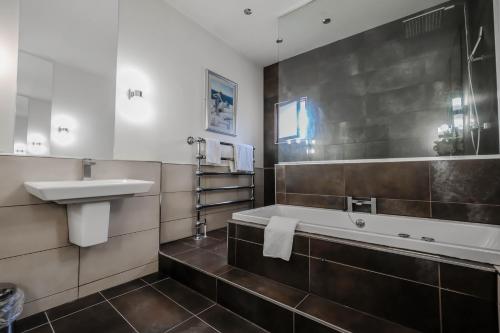 York Pavilion Hotel, Sure Hotel Collection by Best Western Image 3