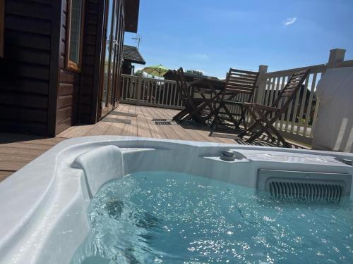 The Crystal Lodge with Hot Tub Malton Image 3