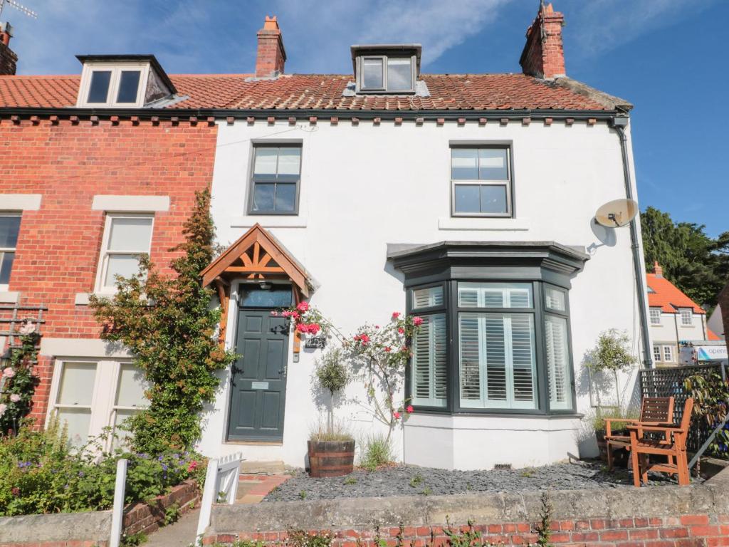 Harriet's Cottage, Whitby Image 2