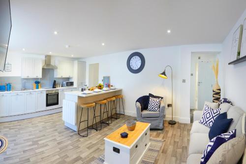 THE HIDEAWAY @ EMPIRE 39, town centre location, close to train station- Yorkshire Coast Holiday Lets. Image 3