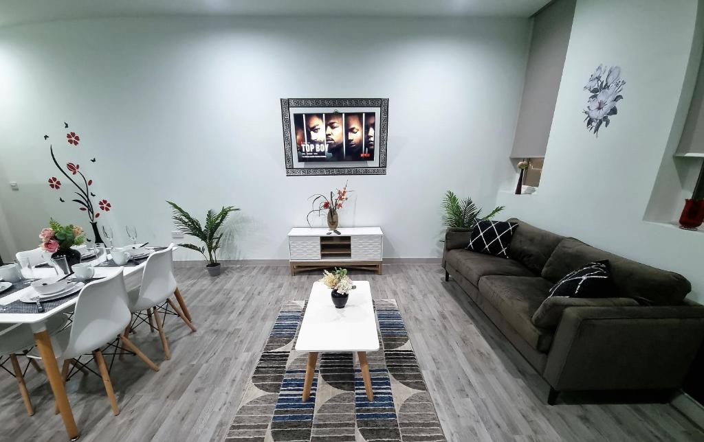 *C!4* Enjoy a wonderful stay in our Cosy Luxurious & Spacious ground floor apartment + Free Parking + Free WiFi * Image 1