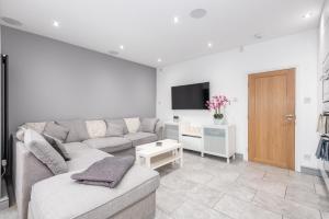 Pass the Keys Modern and minimalist duplex apartment sleeps 6 Image 2