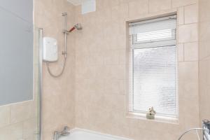 Leeds city centre spacious house free parking and Wi-Fi Image 2