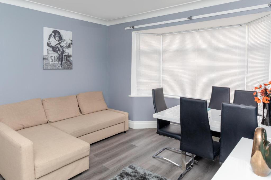 Leeds city centre spacious house free parking and Wi-Fi Image 1