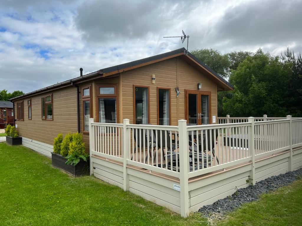 Kingfisher Lodge with Hot Tub Image 3