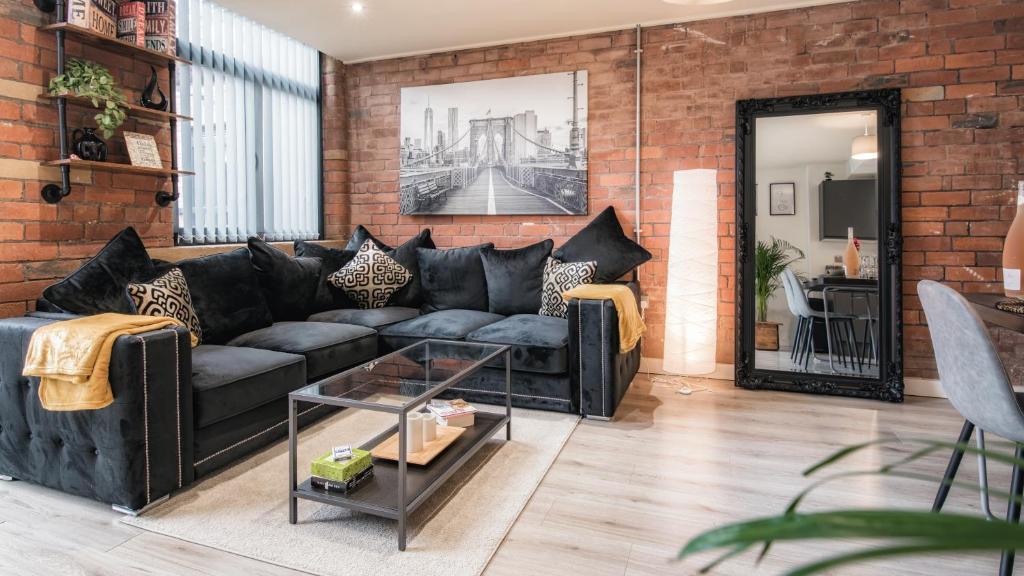 Stunning 2 bed with outside balcony, super king beds and 75’’ TV! Image 1
