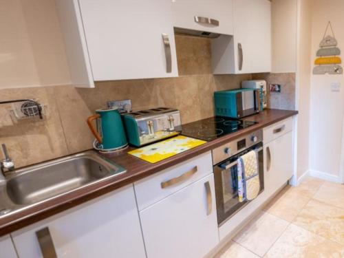 Cosy Garden Flat with Private 24 hr Use Hot Tub Image 3