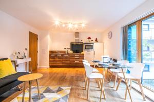 Free Parking, IQuarter Luxe 2 Bed Apartment Sheffield - Available & Book Today Image 2