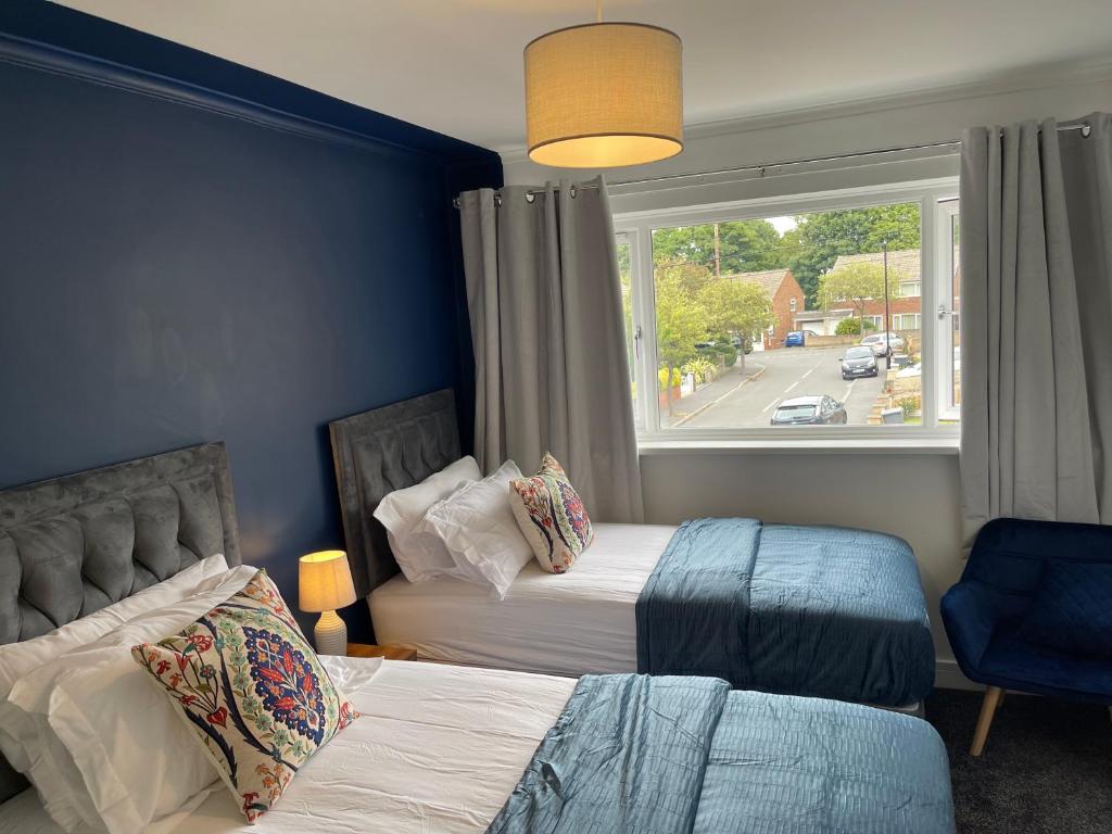 *Stylish*Upmarket 3 bed house 9 mins to centre Image 1